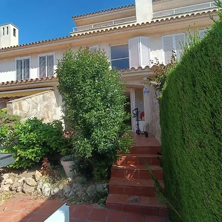 Сasa de vacaciones Adosado Con Piscina 4 Habitaciones, 8 Huespedes *