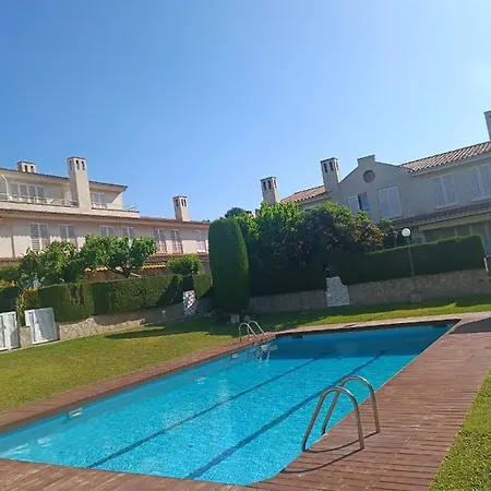 Сasa de vacaciones Adosado Con Piscina 4 Habitaciones, 8 Huespedes Cambrils